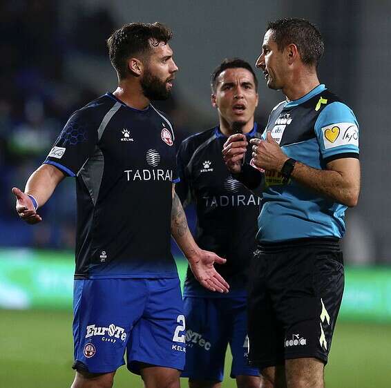 שחקני ב"ש באים בטענות לשמואלביץ' // צילום: אלן שיבר